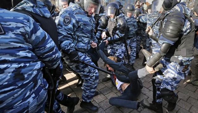 Что стоит за протестной активностью юных россиян: реальные революционные настроения или манипуляция со стороны оппозиции?