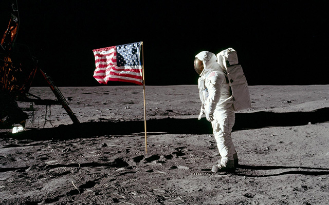 Высаживались ли американцы на Луне?