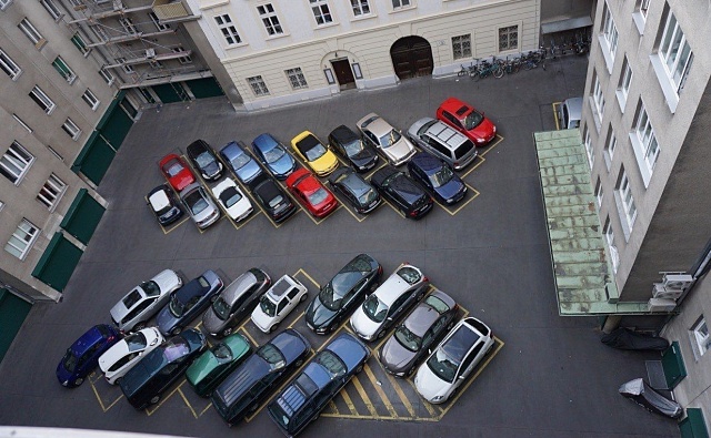Платные парковки во дворах: за и против